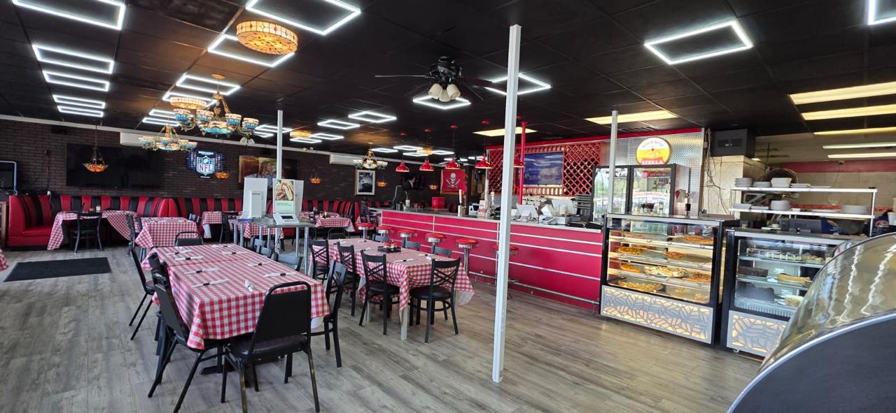 Brooklyn Pizza, Pasta & Diner dining room in Tampa